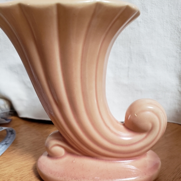 Cornucopia vase in peach. USA signed - Picture 2 of 14